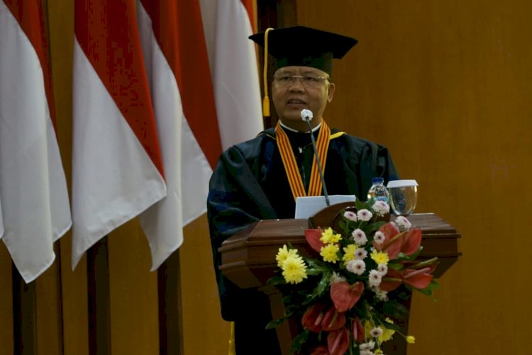 Gubernur Bengkulu Rohidin Mersyah saat memberikan orasi ilmiah di acara wisuda Universitas Terbuka (UT) seluruh Indonesia di UT Convention Center Pondok Cabe Tangerang Selatan, Selasa 28 Juni 2022/MC