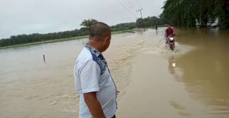 Banjir menutupi badan jalan di d Desa Talang Alai Kabupaten Seluma akibat luapan Sungai ke Muara/SS Video Kades