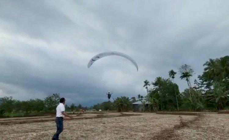 Bupati Lebong, Kopli Ansori didampingi sejumlah pejabat Pemkab Lebong, hadir menyaksikan langsung terbang perdana paralayang di Desa Daneu Kecamatan Lebong Atas/RMOLBengkulu