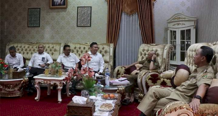 Bupati BS Gusnan Mulyadi didampingi Sekda BS Sukarni Dunip saat menerima kunjungan Manager PLN Persero Bengkulu/ist
