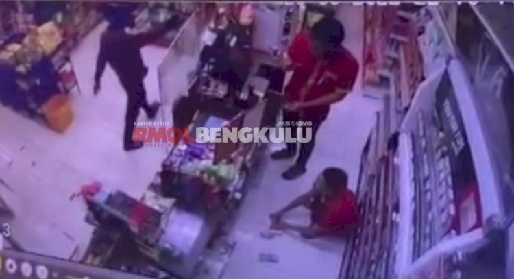 Tangkapan layar rekaman CCTV saat pelaku melakukan perampokan di Alfamart Kelurahan Embong Panjang Kecamatan Lebong Tengah/RMOLBengkulu
