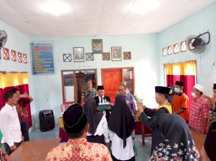 Kepala desa Padang Lebar Martono Herawandy saat melakukan pelantikan dan pengambilan sumpah jabatan kepada perangkat desa terpilih/RMOLBengkulu