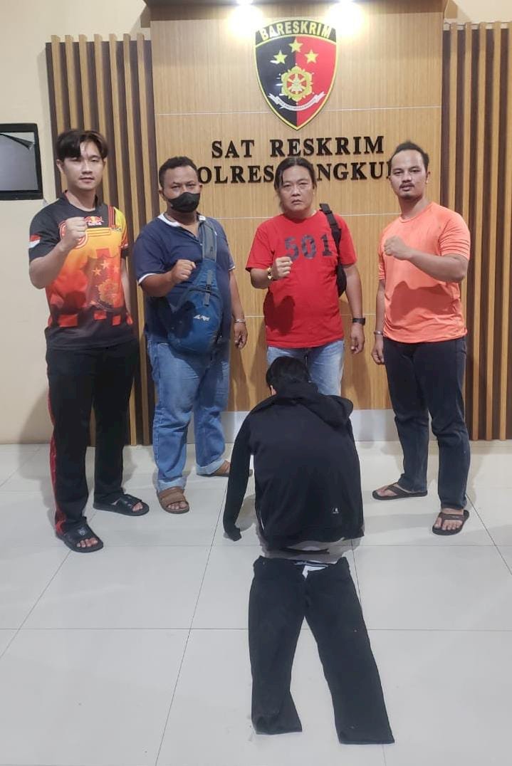 Tim Opsnal Macan Gading yang diimpin Kasat Reskrim Polres Bengkulu AKP Welliwanto Malau, dan Kanit Pidum IPDA Rido Fajri, mengamankan terduka pelaku/Ist