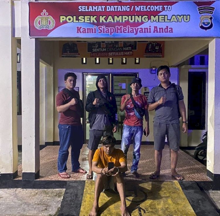 Polsek Kampung Melayu saat mengamankan tersangka/Ist