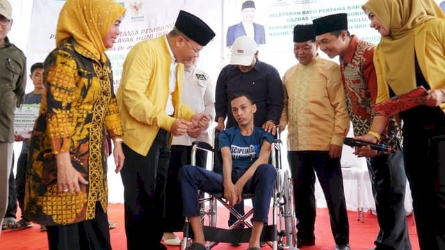 Gubernur Rohidin Mersyah menyampaikan bantuan bedah rumah program Badan Amil Zakat Nasional (Baznas) Provinsi Bengkulu kepada 4 Keluarga Penerima Manfaat (KPM)/MC