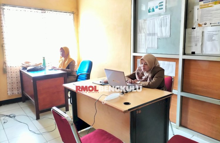 Kabid Pengembangan Kompetensi ASN (PKA) Wince Damayanti di ruang kerjanya/RMOLBengkulu