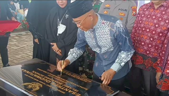 Bupati BS Gusnan Mulyadi saat menandatangani prasasti Ponpes Qudwatunaa Islamic Boarding School/ist