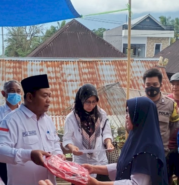 Plt Kadis Sosial, Puji Warno saat menyerahkan bantuan secara simbolis/RMOLBengkulu