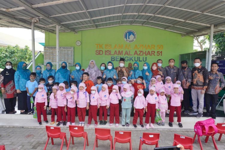 Dinas kesehatan Provinsi Bengkulu bersama Istri Gubernur Rohidin Mersyah ini memantau langsung pelaksanaan imunisasi di TK Islam Al Azhar Kota Bengkulu/MC 