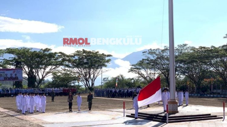 Pengibaran bendera merah putih di Lapangan Pendopo Rumdin Bupati Lebong/RMOLBengkulu