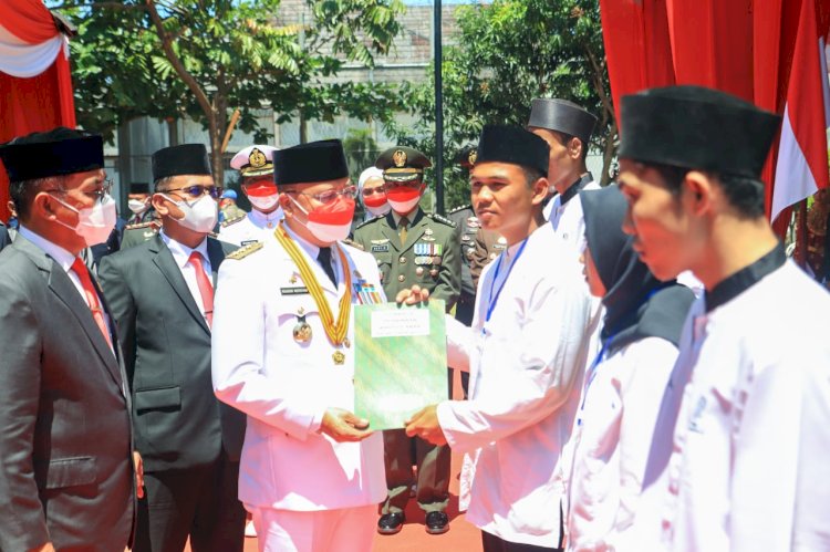 Gubernur Bengkulu, Rohidin Mersyah saat menyerahkan remisi/RMOLBengkulu