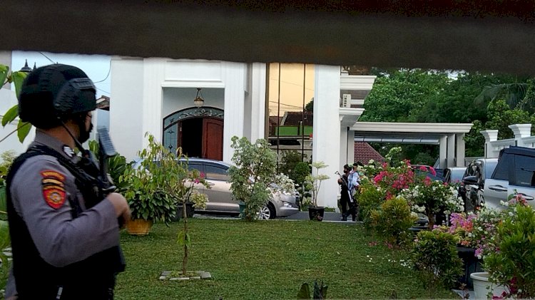 KPK melakukan penggeledahan di rumah mewah Karomani/RMOLLampung