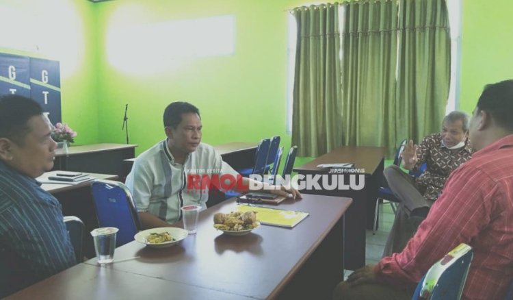 Kabid PMD, Herru Dana Putra saat menyerahkan proposal desa wisata dari Kabupaten Lebong ke Dinas PMD Provinsi Bengkulu/RMOLBengkulu