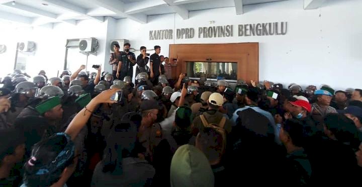 Demo HMI Cabang Bengkulu, berakhir ricuh depan Kantor DPRD Bengkulu/RMOLBengkulu