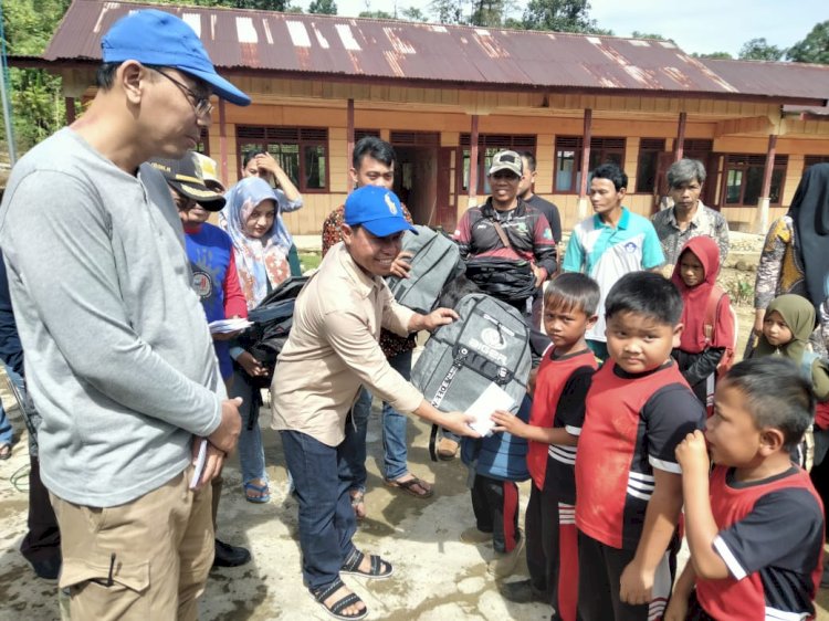 Bupati Lebong, Kopli Ansori saat menyerahkan bantuan kepada siswa di SD/RMOLBengkulu