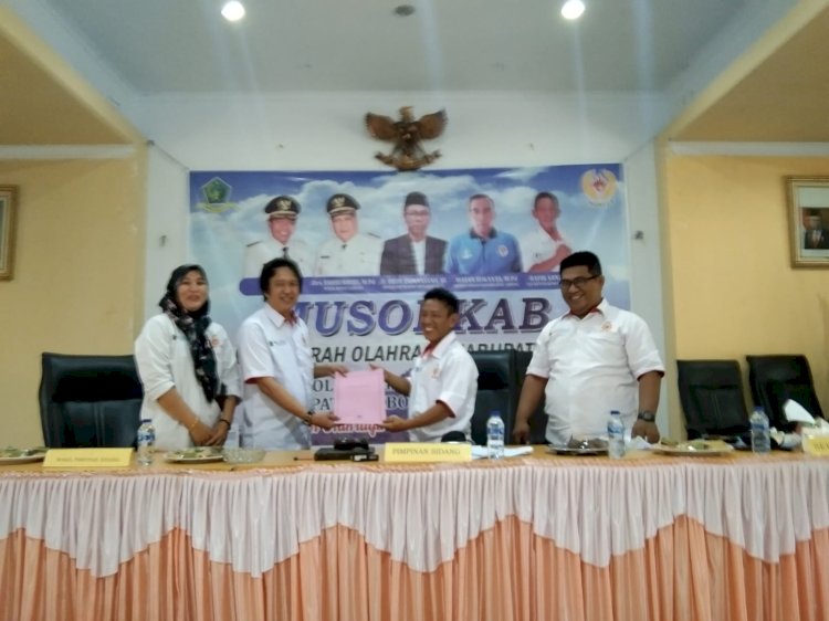 Penyerahan SK dari Plt Ketua KONI Lebong, Rafik Sani kepada Ketua terpilih, Deston Nusantara/RMOLBengkulu