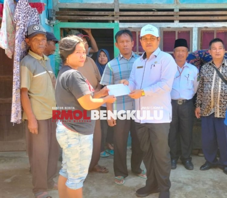 Ketua IKJPP Provinsi Bengkulu, Herwantoni saat menyerahkan uang santunan/Rmolbengkulu 