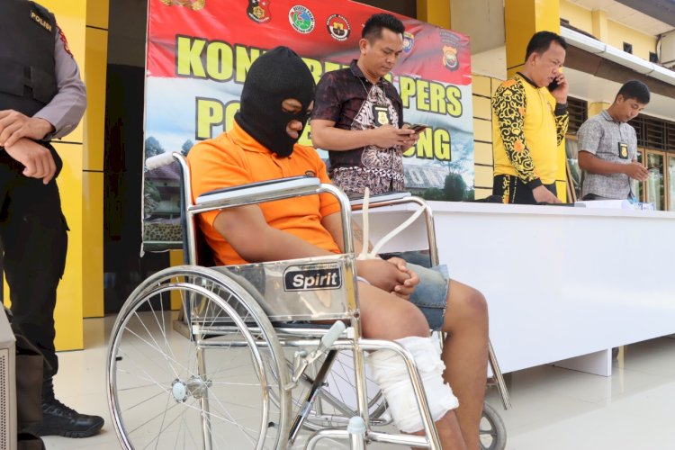Tampak pelaku tertunduk lesu saat konferensi pers di Mapolres Lebong/RMOLBengkulu