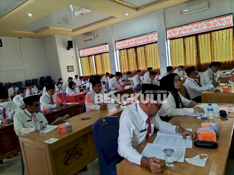 Para peserta saat mengikuti tes psikologi di Gedung Swarang Patang Stumang Bappeda Lebong/RMOLBengkulu