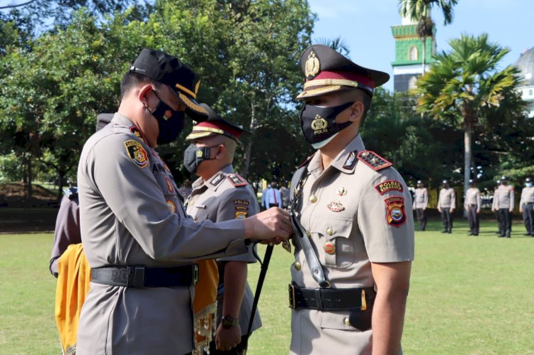 Penyematan tanda pangkat serta tanda jabatan oleh Inspektur Upacara, AKBP Awilzan kepada Kompol Mulyadi MR/RMOLBengkulu