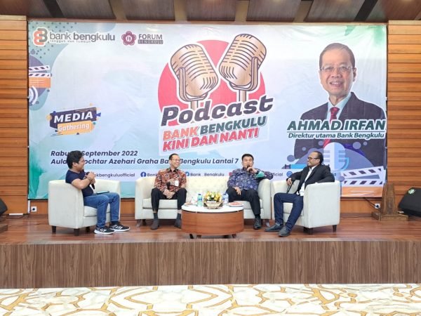 Dirut Bank Bengkulu, Ahmad Irfan Saat Berbincang Dalam Suatu Acara Bersama Komisaris Independen, Supratman Belum Lama Ini/Net