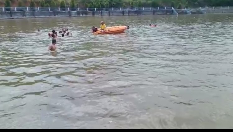 Tim TRC saat proses evakuasi jenazah korban dari lokasi wisata Danau Picung/RMOLBengkulu