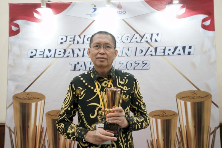 Kepala Bappeda Bengkulu, Isnan Fajri saat menerima penghargaan/Ist