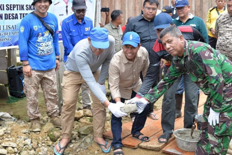 Bupati Lebong, Kopli Ansori saat meletakkan batu pertama septic tank untuk warga Sungai Lisai/Ist