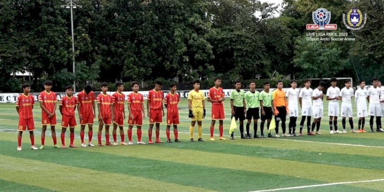 Kesebelasan Erlangga FC (baju merah) berhadapan dengan Pro:Direct (baju putih) dalam laga pertama di hari kedua pekan keempat Liga RMOL 2022, Minggu (2/10) di Lapangan Arcici, Cempaka Putih, Jakarta Pusat.