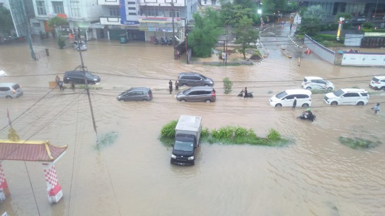 Banjir di Jalan Basuki Rahmat Palembang meremdam kendaraan yang melintas/RMOLSumsel