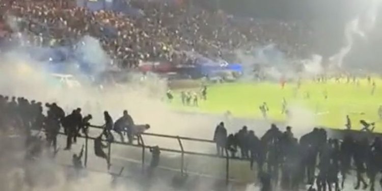 Kepulan asap dari gas air mata yang ditembakkan polisi usai pertandingan Arema FC vs Persebaya/Net