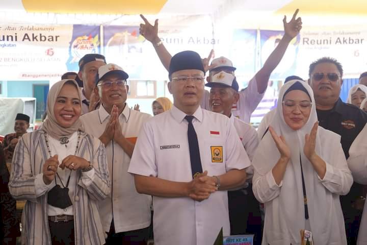 Gubernur didampingi Bupati BS Gusnan Mulyadi turut hadir dan mengenakan baju putih biru khas murid SMP dalam rangka reuni akbar alumni SMPN 2 Bengkulu Selatan/ist