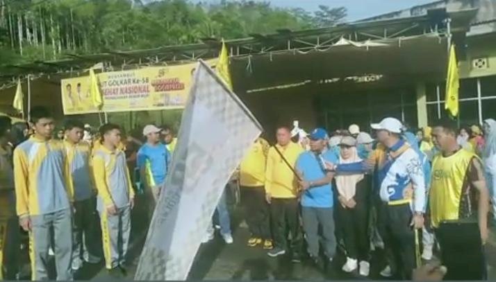 Bupati Lebong, Kopli Ansori didampingi Ketua DPD Golkar Lebong, Lovi Irawan bersama rombongan saat membuka kegiatan jalan sehat di Lebong/RMOLBengkulu
