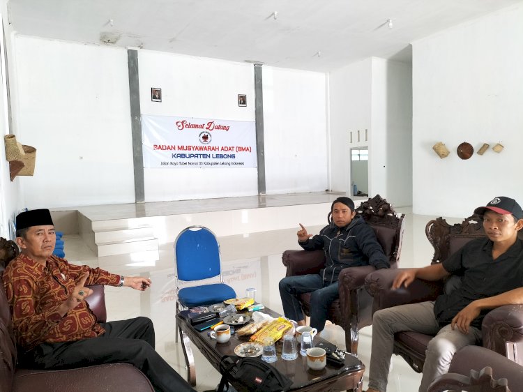 Ketua BMA Lebong, Nedi Aryanto Jalal bersama Kades Semelako Atas, Rizen Januari di Kantor Sekretariat BMA Lebong, kemarin (19/10).