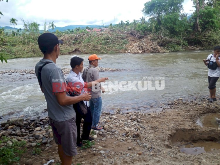 Tampak anggota BPBD saat meninjau lokasi Sungai Uram/RMOLBengkulu