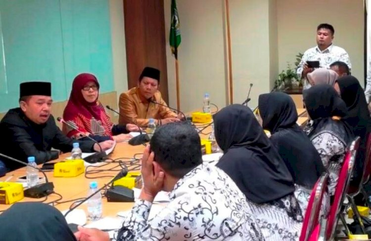 Anggota Komisi IV DPRD Provinsi Bengkulu saat hearing bersama para guru honorer