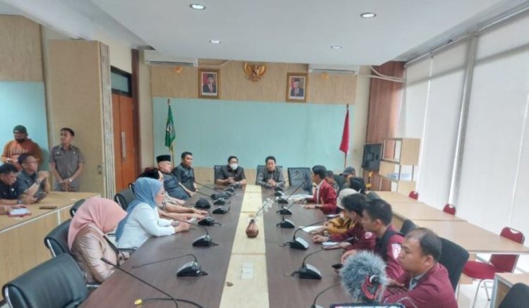 Anggota DPRD Provinsi Bengkulu saat mendengar aspirasi yang disampaikan oleh beberapa perwakilan mahasiswa UMB.