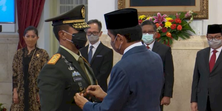 Presiden Joko Widodo saat melantik Jenderal Andika Perkasa sebagai Panglima TNI di Istana Negara/Net