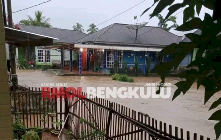 Tampak rumah pemukiman warga mulai terendam banjir di wilayah Kecamatan Uram Jaya/RMOLBengkulu