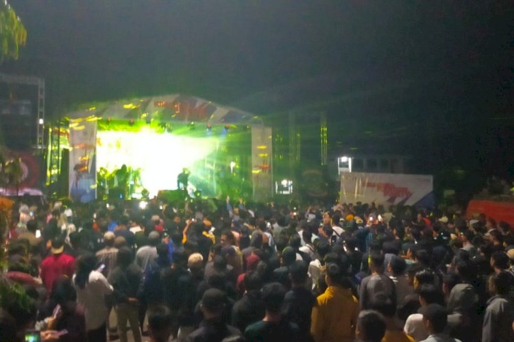 Tampak ribuan warga menghadiri hiburan Sumatera Scooter Party depan Kantor Bupati Lebong/Ist