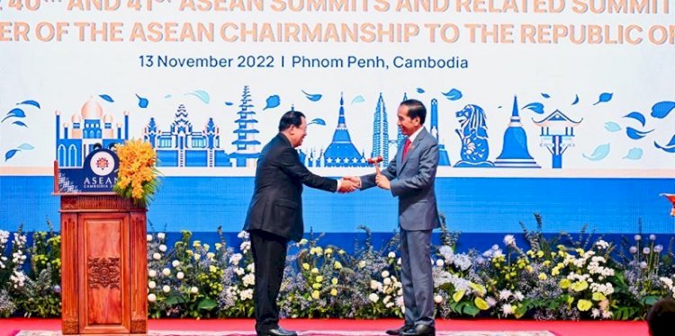 Presiden Joko Widodo terima palu estafet Keketuaan ASEAN 2023 dari Perdana Menteri Kamboja Hun Sen di Hotel Sokha, Phnom Penh pada Minggu, 13 November 2022/Ist