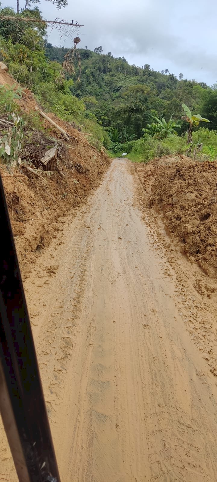Material longsor di ruas jalan Embong Uram menuju Muning Agung berhasil disingkirkan/RMOLBengkulu