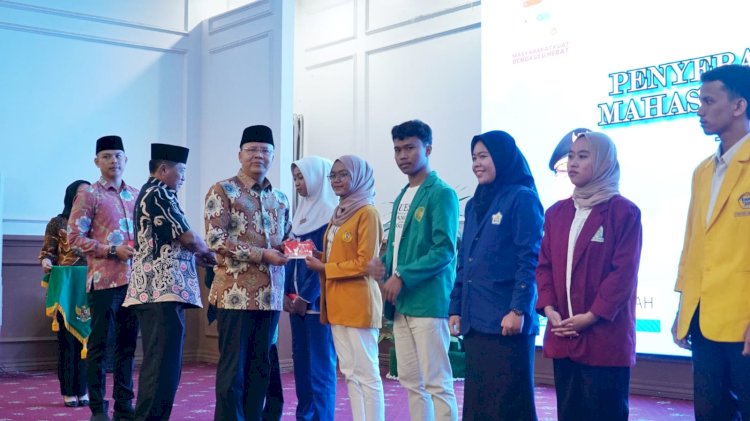 Gubernur Bengkulu, Rohidin Mersyah saat memberikan beasiswa/Ist