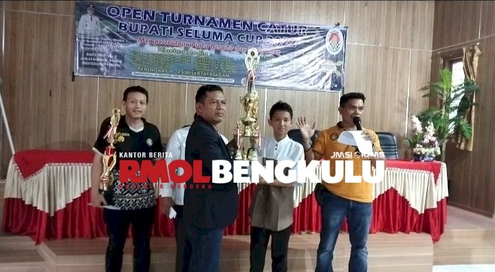 Adly Juandra altet catur asal Kota Bengkulu saat menerima piala bergilir Bupati Seluma/ RMOLBengkulu
