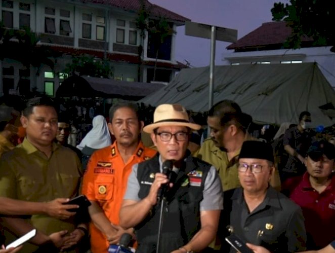 Gubernur Jabar Ridwan Kamil saat meninjau korban gempa di Cianjur/Istimewa