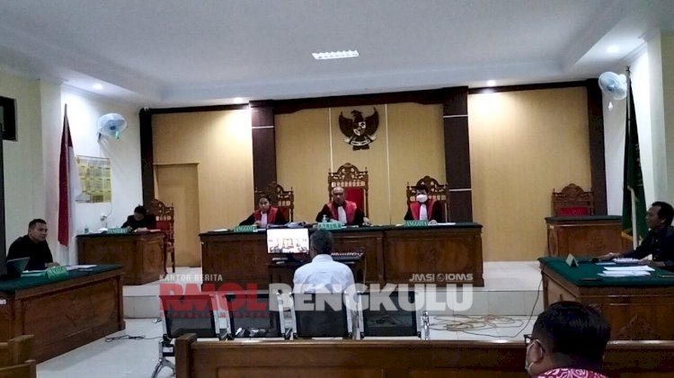 Mantan Kadis PUPR-P Lebong, Eddy Ramlan saat memberikan kesaksian di persidangan/RMOLBengkulu