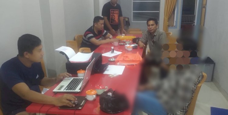 Tim Propam Polda Bengkulu saat melakukan pemeriksaan terhadap salah satu saksi di Lebong/RMOLBengkulu