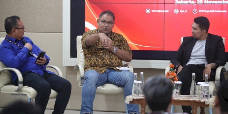 Ketua Umum Jaringan Media Siber Indonesia (JMSI) Teguh Santosa (tengah) saat berbicara dalam diskusi di Kantor KPU RI, Jumat (25/11)/RMOL