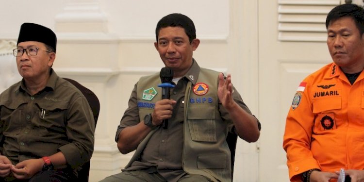 Kepala BNPB Letjen Suharyanto (tengah) dalam konferensi pers Update Penanganan Gempabumi Cianjur, Minggu (27/11)/Net