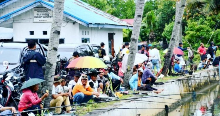 Antusias Masyarakat Dalam Acara Mancing Besamo Yang Digelar Di Kolam Milik DKP Provinsi Bengkulu/RMOLBengkulu
